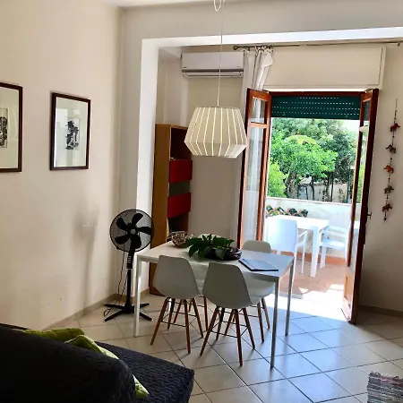 50 Metri Dal Mare Con Piccolo Giardino *