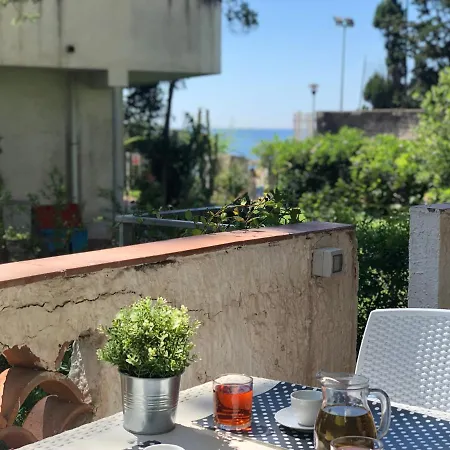 50 Metri Dal Mare Con Piccolo Giardino
